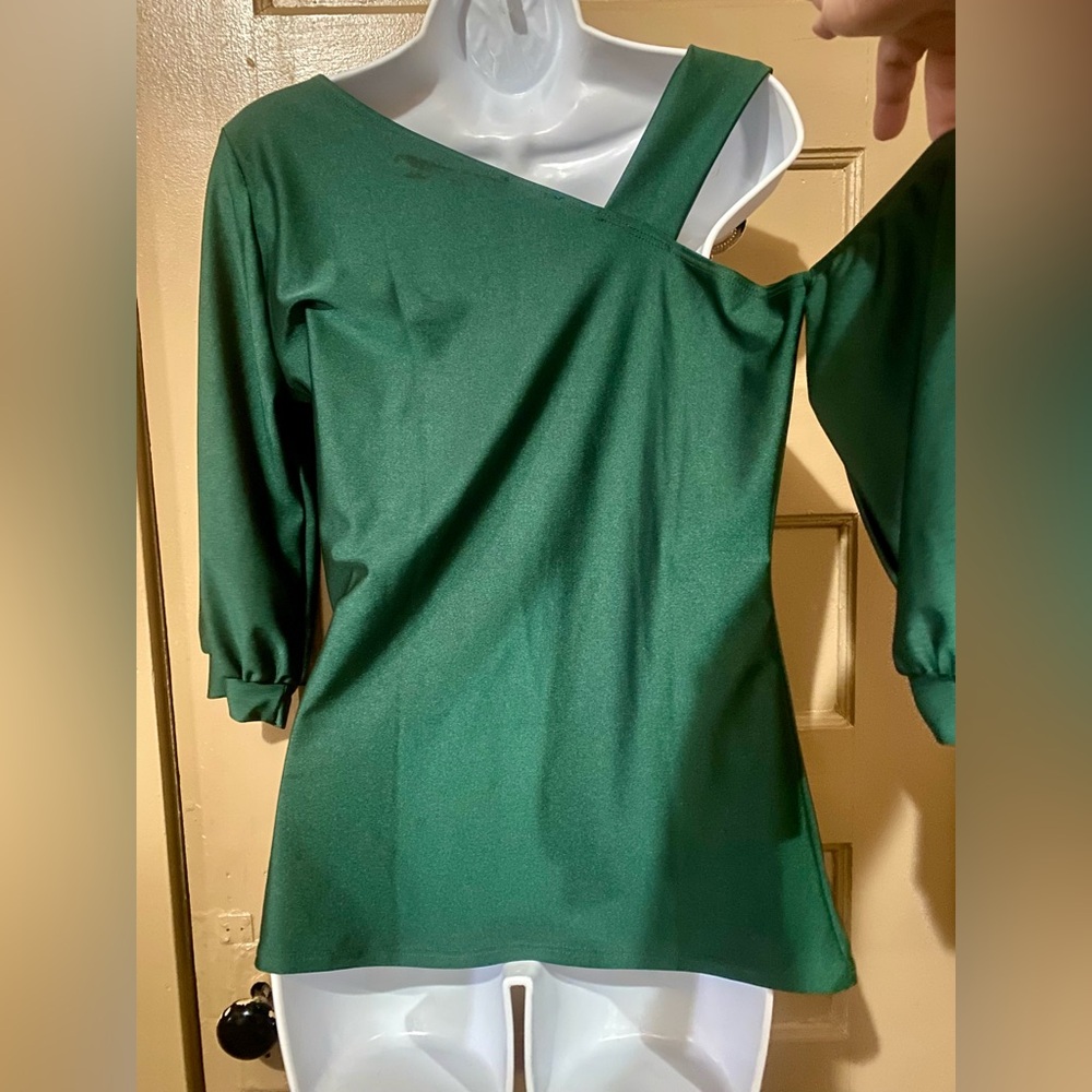 NWT Green one shoulder top. Size L. - Picture 2 of 3